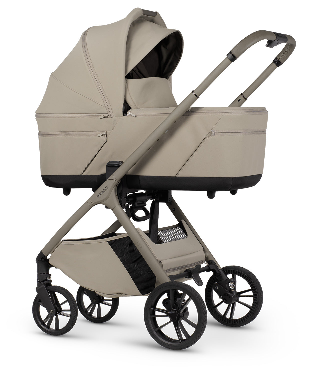 El Venicci Tila Latte es un carrito de bebé premium que combina diseño, seguridad y confort. Incluye capazo amplio, silla reversible, chasis ligero y suspensión avanzada para ofrecer la mejor experiencia desde el nacimiento.