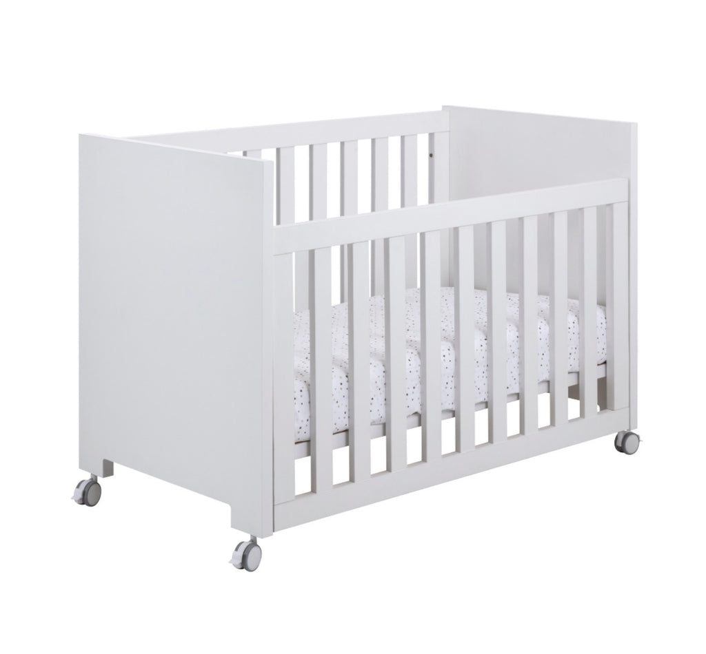 Compra la Cuna Essenza 120x60 con lateral abatible, somier regulable, ruedas con freno y diseño nórdico. Disponible en blanco o blanco/natural. En Carla Baby Lux.