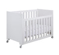 Compra la Cuna Essenza 120x60 con lateral abatible, somier regulable, ruedas con freno y diseño nórdico. Disponible en blanco o blanco/natural. En Carla Baby Lux.