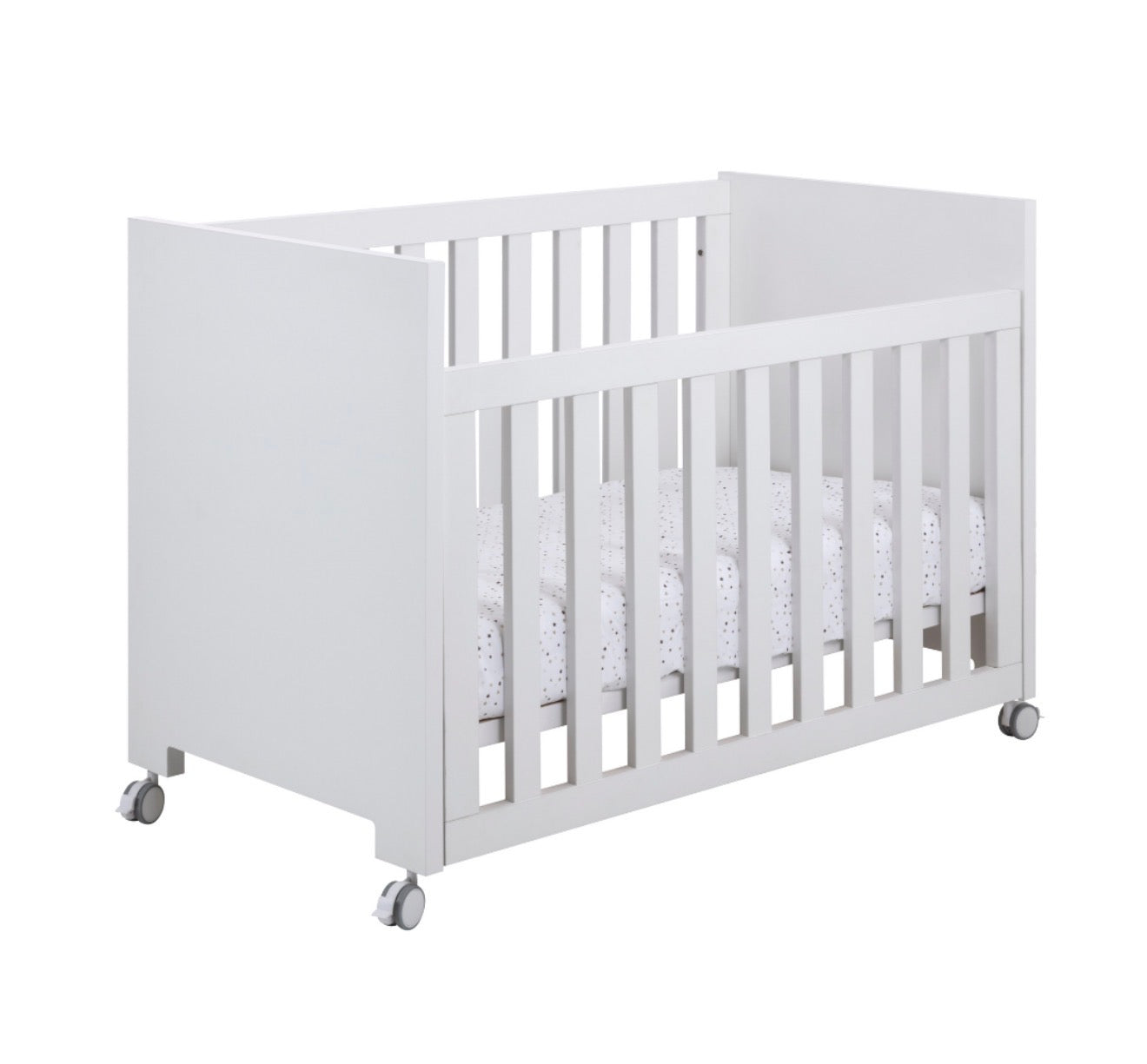 Compra la Cuna Essenza 120x60 con lateral abatible, somier regulable, ruedas con freno y diseño nórdico. Disponible en blanco o blanco/natural. En Carla Baby Lux.